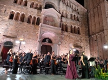 Applausi alla Orchestra della Toscanini dopo l'esecuzione della Nona sinfonia di Beethoven in piazza del Duomo a Parma